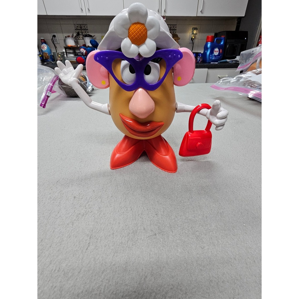 Hasbro Playskool Toy Story 4 Classic Mrs. Potato Head figure  with red purse
